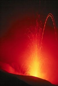 Eruption des Stromboli (Isolde Eolie, Italien). Photo by Wolfgang Beyer, GNU Free via Wikimedia
